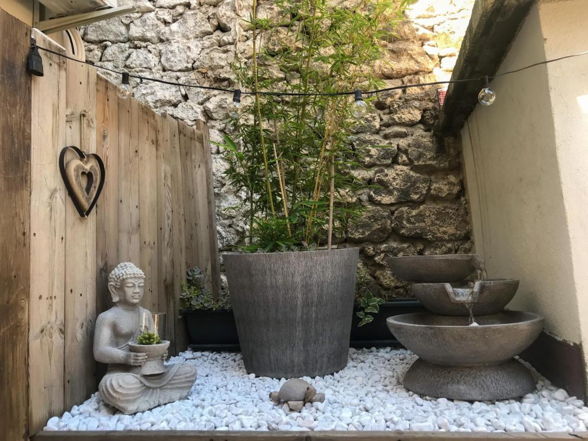 Appartement INTRAMUROS RARE T2 Paisible avec terrasse privée et Climatisation Aviñón Exterior foto
